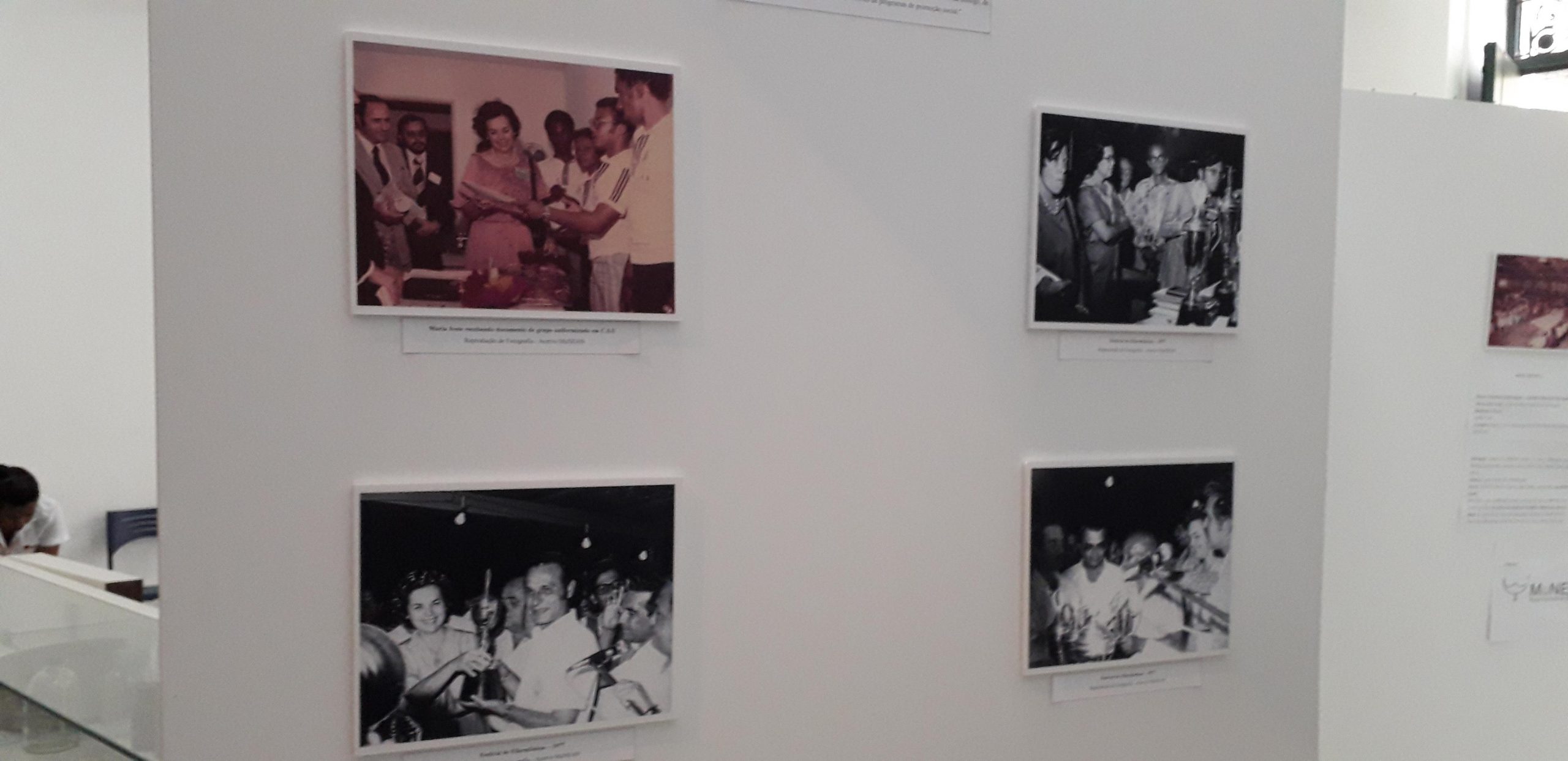 Exposição no Museu Nacional da Enfermagem Anna Nery - 03 - a white wall with pictures on it